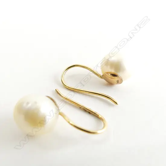 18CT GOLD SET SOUTH SEA PEARL DROP EARRINGS 3.1 GMS 