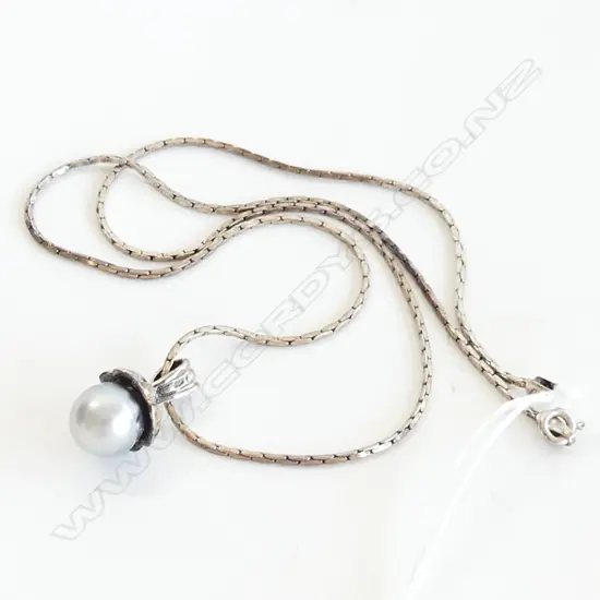 BLACK PEARL PENDANT ON STG SILVER CHAIN 9GMS