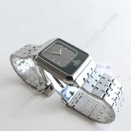 VINTAGE OMEGA REVERSO WRISTWATCH 'EQUINOXE' batteries don't last long ? 