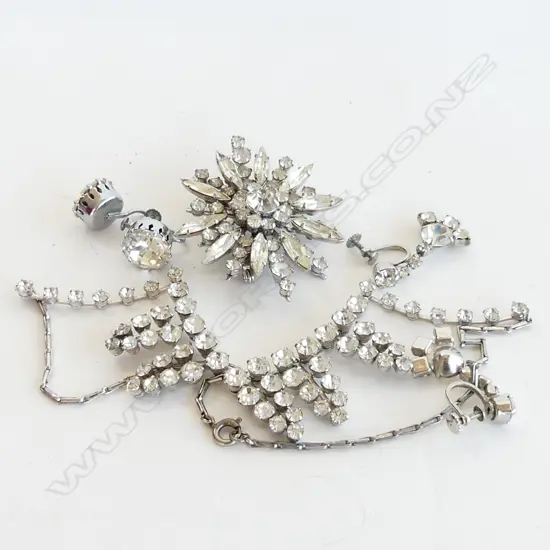 VINTAGE DIAMANTE NECKLACE, 2 PR EARRINGS & BROOCH 