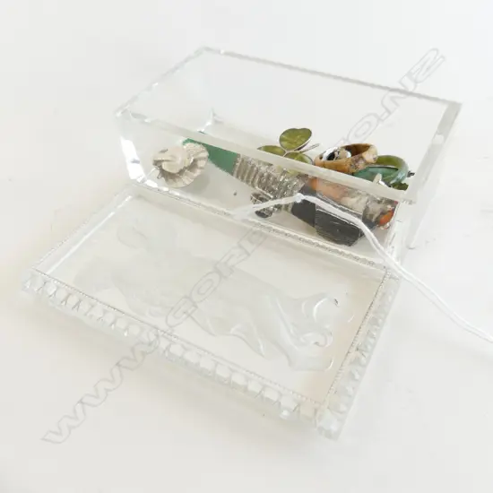 ASST. STG EARRINGS, 2 BROOCHES, ETC IN DECO LIDDED GLASS BOX H.110mm