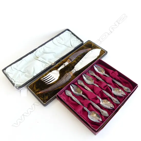VINTAGE BOXED FISH SERVING SET WITH ANTLER HANDLES + GROSVENOR SPLADES IN BOX (TARNISHED)