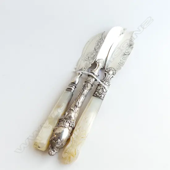 3 S/S BUTTERKNIVES 2 WITH MOP HANDLES