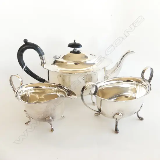 3 PC ENGLISH SILVER PLATE TEA SET; TEAPOT, CREAMER JUG & SUGAR BOWL