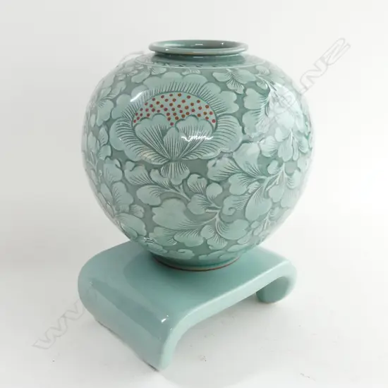 LG CELADON VASE ON STAND H.275mm