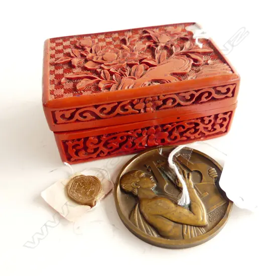 BRONZE MEDALION BY GEORGES GUIRAUD W60MM IN RED LAQUER BOX LIOOMM W70MM