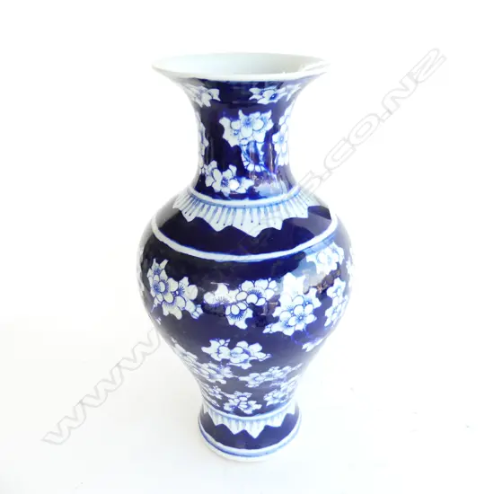 CHINESE B/W VASE H.350mm