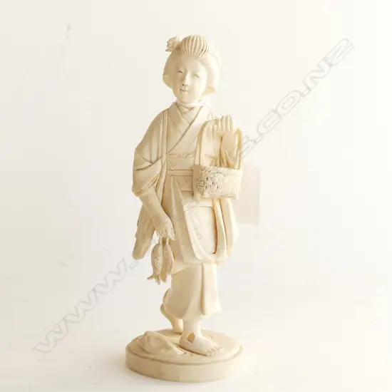 OLD ORIENTAL FINELY CARVED IVORY FISHER WOMAN SIGNED. OLD REPAIR TO FEET H.170mm