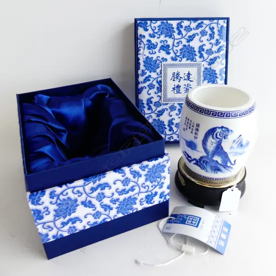 BOXED CHINESE BLUE & WHITE CHINA  BEAKER ON STAND H140MM