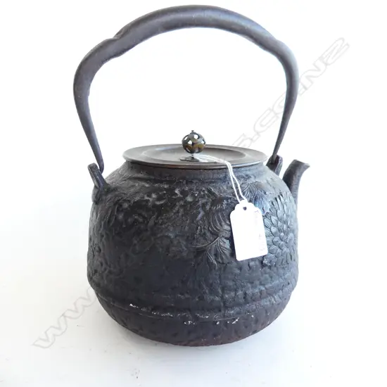 TETSUBIN; JAPANESE CAST IRON TEAPOT w. CHRYSANTHEMUM c.1890