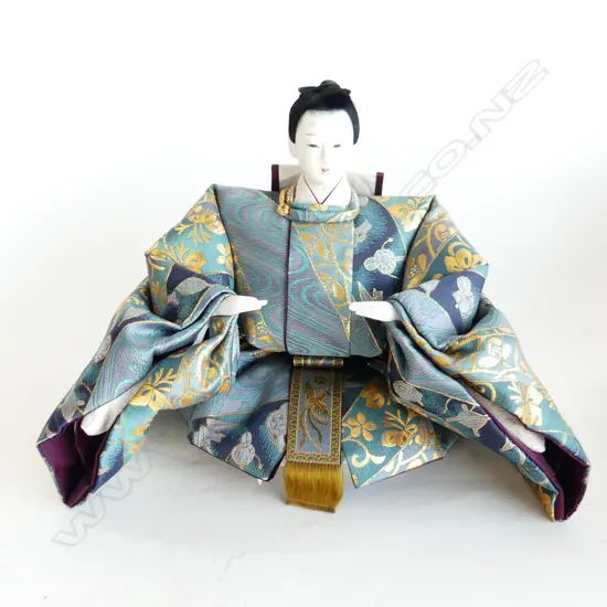 IMPRESSIVE JAPANESE FIGURE WITH SILK CLOTHING, PORCELAIN HEAD & HANDS H. 240MM
