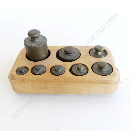SET OF VINTAGE WEIGHTS IN WOODEN HOLDER 
