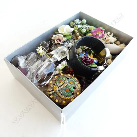 ASST. COSTUME JEWELLERY; BROOCHES ETC