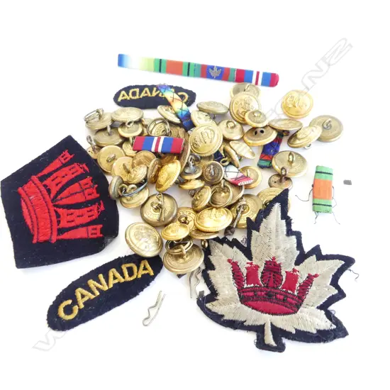 BAG VINTAGE GOLD METAL BUTTONS & ASST CLOTH BADGES 