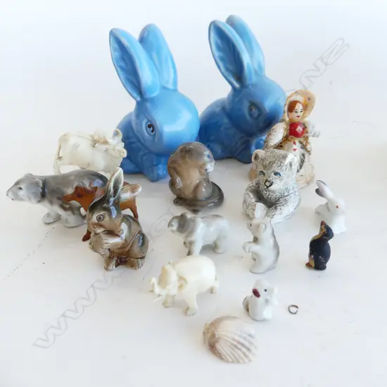 SM BOX ASST SM ANIMAL FIGURES INCL 2 BLUE SYLVAC BUNNIES