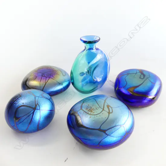 4 GARY NASH 'SUNBEAM' PAPERWEIGHTS (3 TITLED & DATED '90) 115mm dia + SIGNED ART GLASS BOTTLE H.180mm