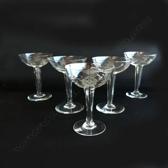 5 HOLLOW STEM CHAMPAGNE GLASSES; 4+1 H.125mm
