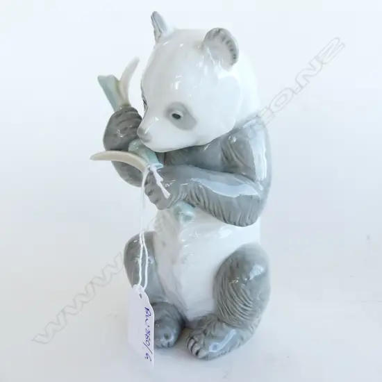 NAO PANDA EATING BAMBOO H.170mm