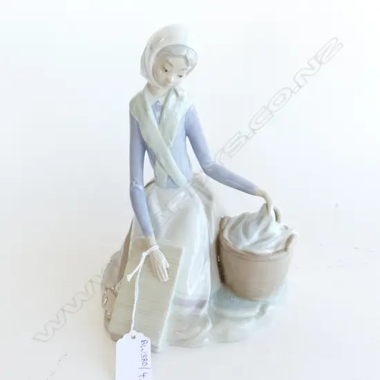 LLADRO STYLE FIGURINE - WOMAN DOING LAUNDRY H.220mm
