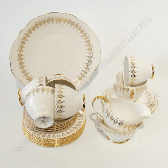 QUEEN ANNE GOLD PATTERN TEA SET; 6 TRIOS, CAKE PLATE, JUG & SUGAR BOWL