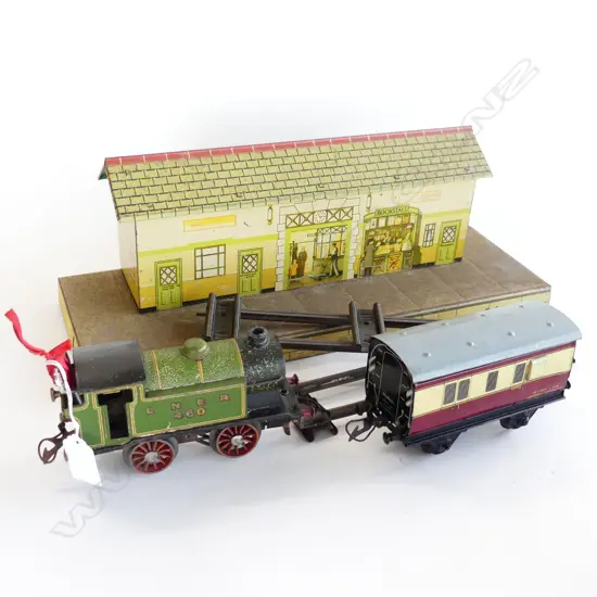 VINTAGE HORNBY MECCANO TRAIN STATION L.425mm, TRAIN, CARRIAGE & 2 PCES TRACK L.530mm