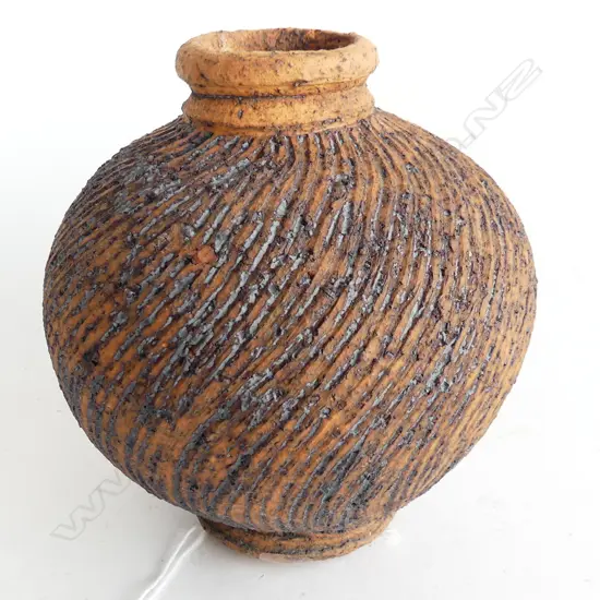  WARREN TIPPETT EARTHENWARE VASE w. COMBED FINISH, MADE AT DRIVING CREEK H.150mm