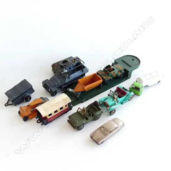 SMALL BOX MATCHBOX & DINKY TOYS