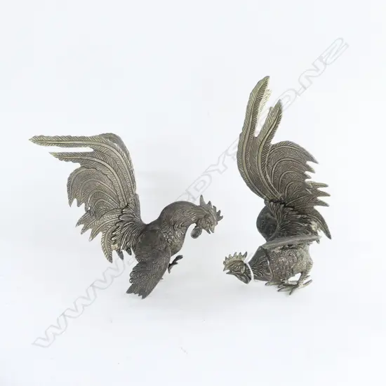 TWO ORIENTAL BRASS FIGHTING COCKS L. 230MM