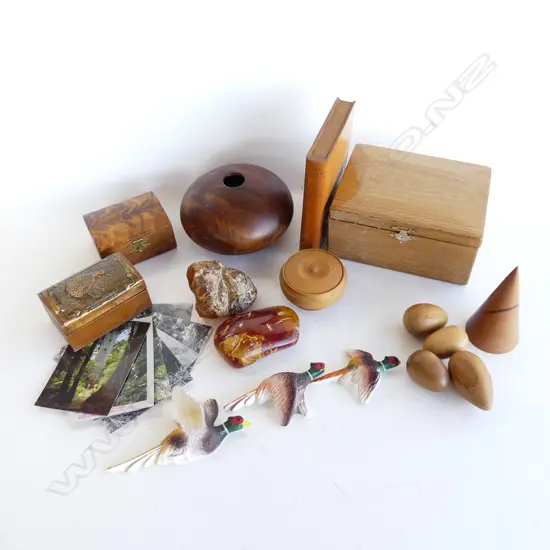 COLLECTION ASST. NATIVE TIMBER; BOXES, EGGS, ETC + 2 PCES KAURI GUM + SET 3 WALL PHEASANTS (1 w. beak af) L.170mm