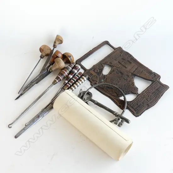 SMALL BOX COLLECTABLES VINTAGE PHOTO KEY LATH CHISELS ETC 