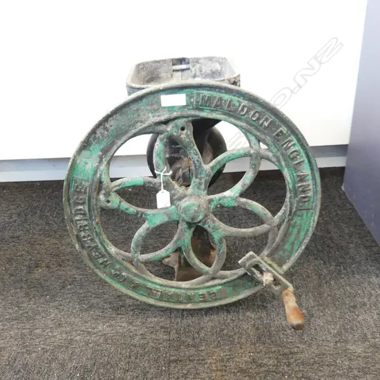 ANTIQUE CAST IRON GRINDER; BENTALL & Co. HEYBRIDGE MALDON ENGLAND H.500mm