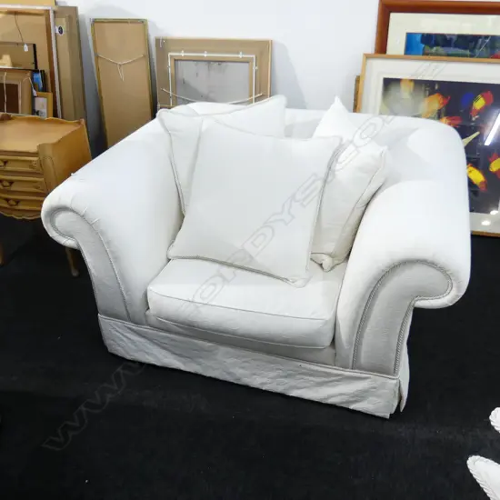 LG WHITE UPHOLSTERED ARMCHAIR BY FORMA 1350x1050x700mm