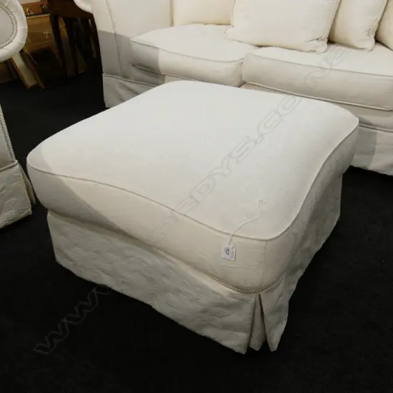 WHITE UPHOLSTERED OTTOMAN BY FORMA 660x660x400mm