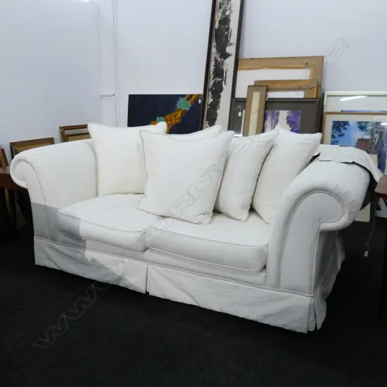 LG WHITE UPHOLSTERED SOFA BY FORMA w. 5 CUSHIONS 1900x1050x720mm