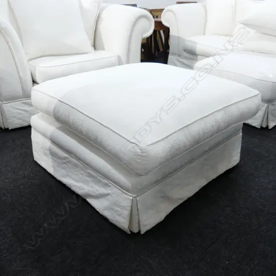 LG WHITE UPHOLSTERED OTTOMAN BY FORMA 770x770x450mm
