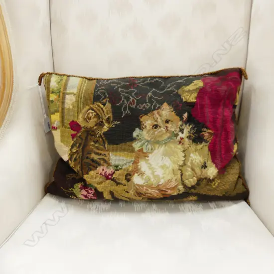 VINTAGE NEEDLEWORK CUSHION - KITTENS 410x250mm