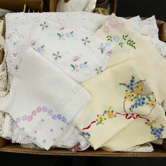 BOX LOT VINTAGE LINEN