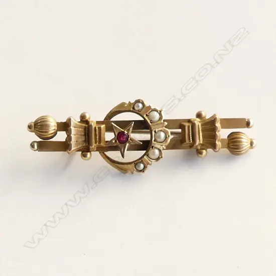 C1900 9CT GOLD & GEM SET BAR BROOCH 3.4gms