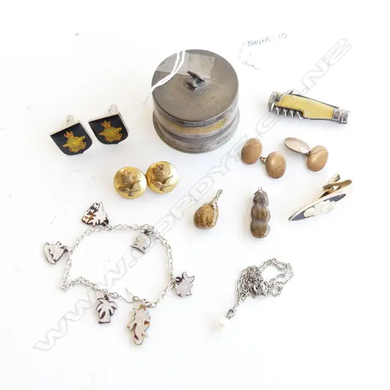 SM SILVER PLATE LIDDED BOX WITH CONTENTS INCL METAL NZ BUTTONS, CUFFLINKS ETC..