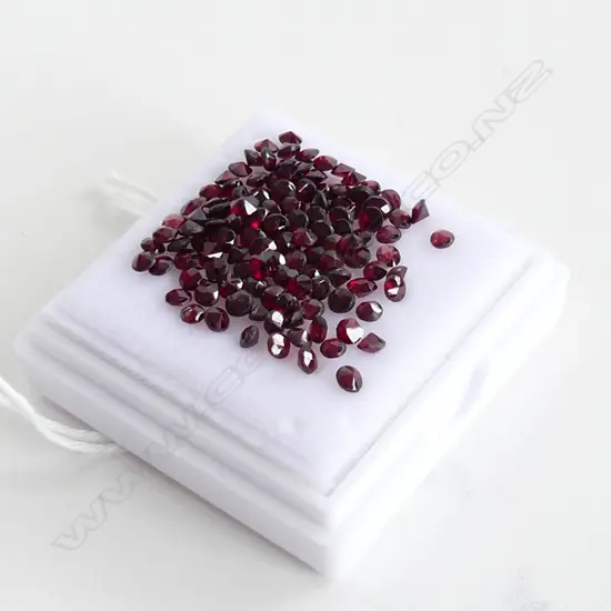 BOX 10CT SM ROUND GARNETS 