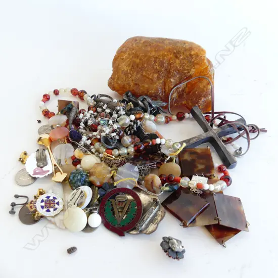 SM BOX ASST INCL KAURI GUM NUGGET, JEWELLERY, OLD BADGES ETC..