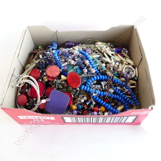 LG BOX ASST. COSTUME JEWELLERY NECKLACES