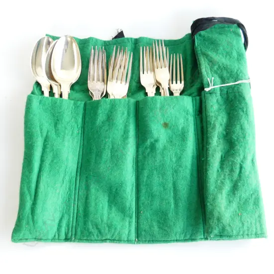16 PCES KINGS PATTERN EP CUTLERY; 4 SERVING SPOONS, 6 MAIN KNIVES, 6 ENTREE KNIVES IN GREEN CLOTH BAG