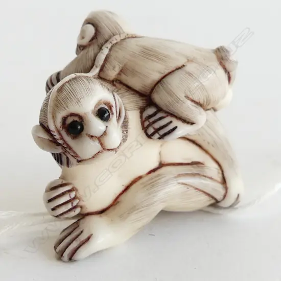 IVORY NETSUKE; MONKEY MOTHER & CHILD, SIGNED W.40mm