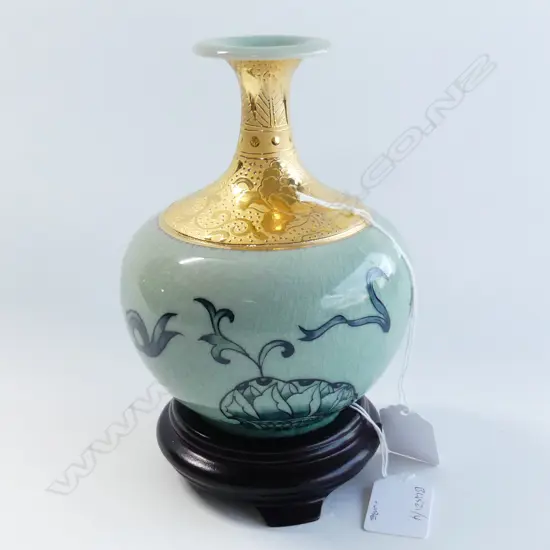 CHINESE CELADON AND GILDED VASE ON STAND H 150 MM