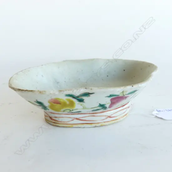 CHINESE FAMILLE ROSE OVAL QUATREFOIL DISH 165x115mm