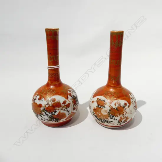 PR ANTIQUE JAPANESE HAND PAINTED KUTANI VASES, SIGNED TO BASE L. 160MM