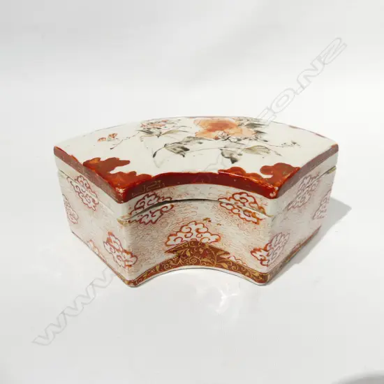ANTIQUE JAPANESE KUTANI HAND PAINTED LIDDED BOX, SIGNED TO BASE L. 160MM