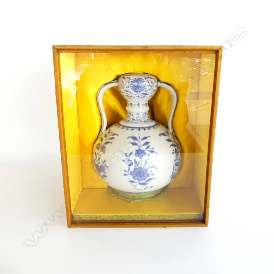 ORIENTAL B&W  PORCELAIN VASE 2 HANDLED H.280mm in silk covered box glazed case H.380mm