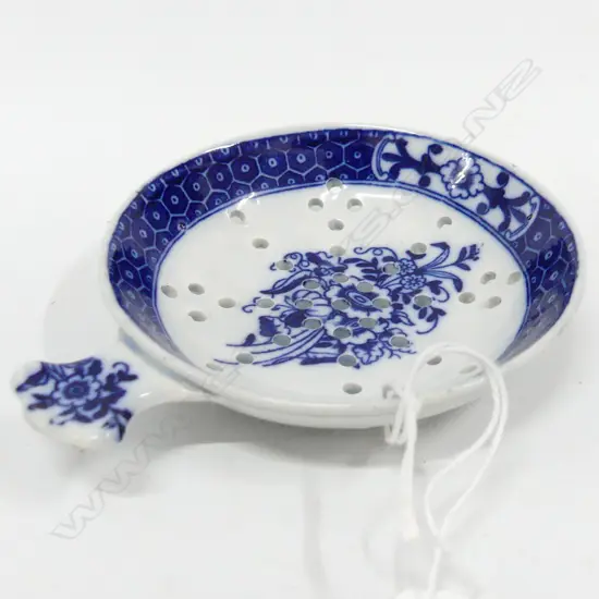 EARLY WORCESTER TEA STRAINER, DIA. 85mm